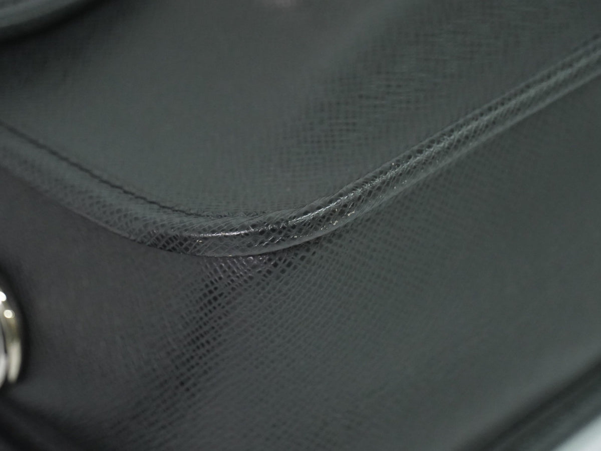 Louis Vuitton Alexei Messenger Taiga Leather Black Leather Shoulder Bag Bag (Pre-Owned)