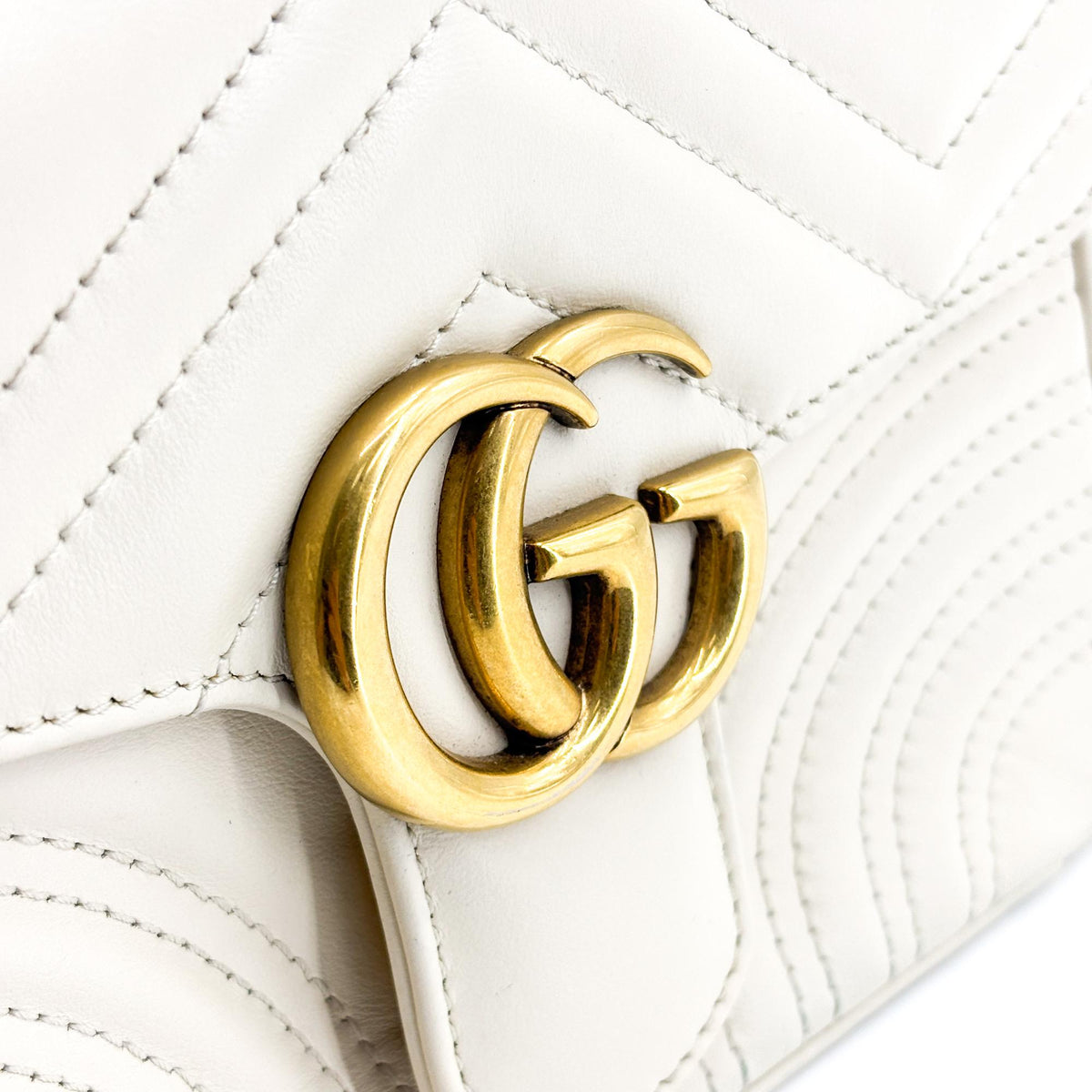 Gucci Gg Marmont Top Handle Flap Matelasse Leather White Leather Handbag (Pre-Owned)