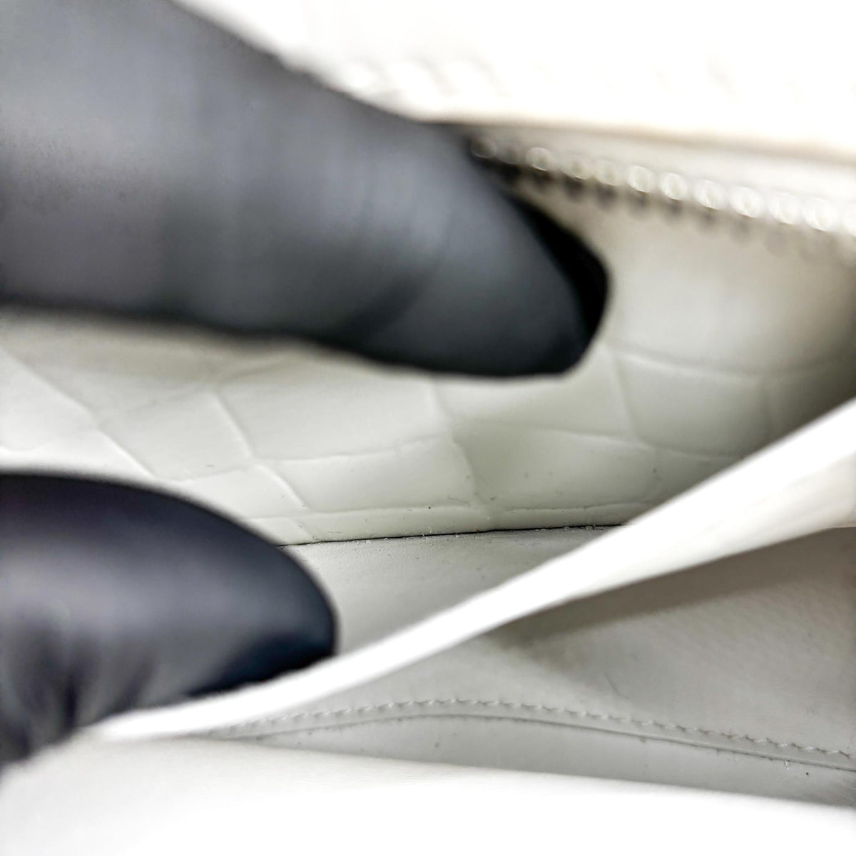 Balenciaga Neo Classic City Leather White Leather Handbag (Pre-Owned)
