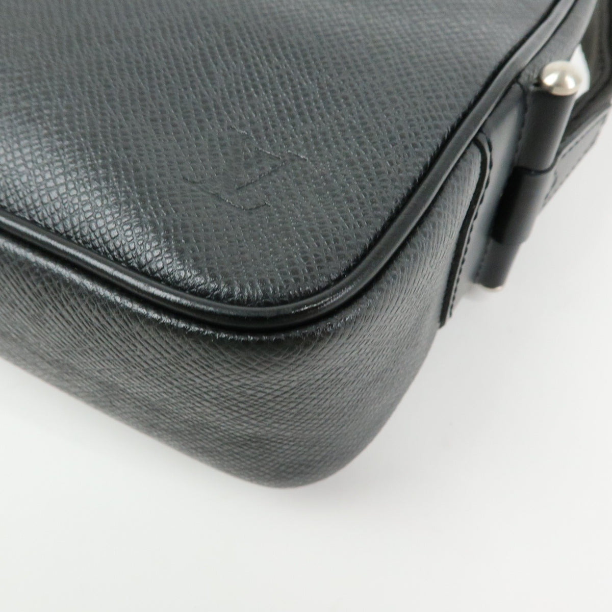 Louis Vuitton Kaluga Pochette Clutch Taiga Leather Black Leather Clutche & Pouche Bag (Pre-Owned)