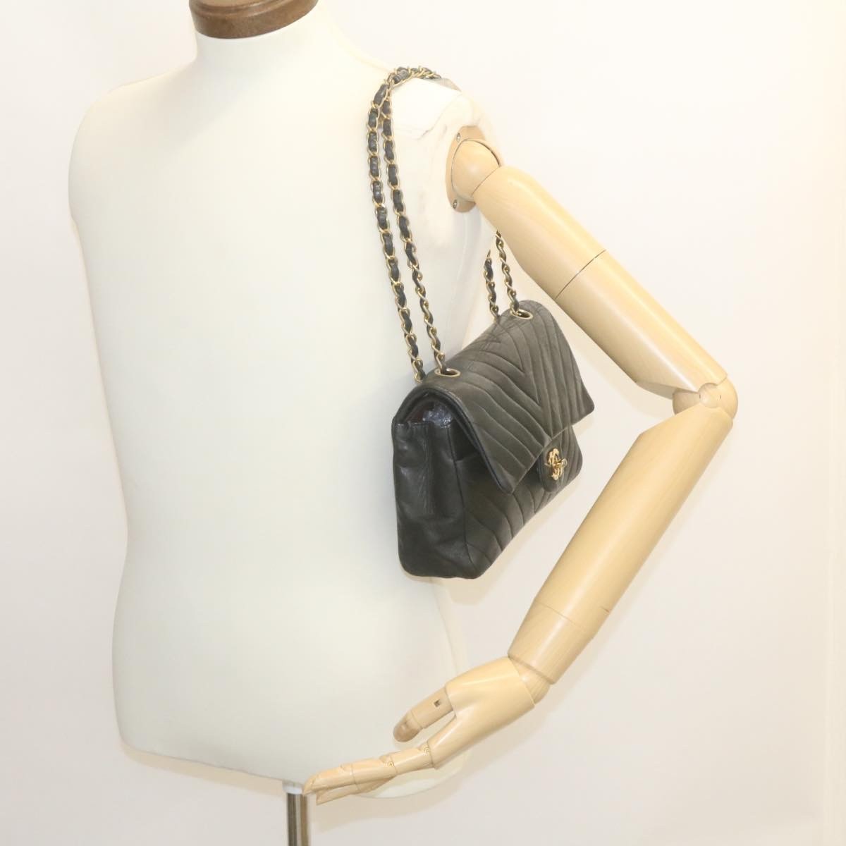 Chanel Vintage Classic Double Flap Chevron Lambskin Black Leather Handbag (Pre-Owned)