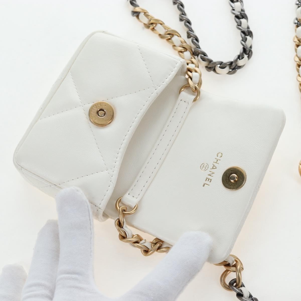 Chanel 19 Card Holder On Chain Quilted Leather White Leather Shoulder Bag Bag (Pre-Owned)