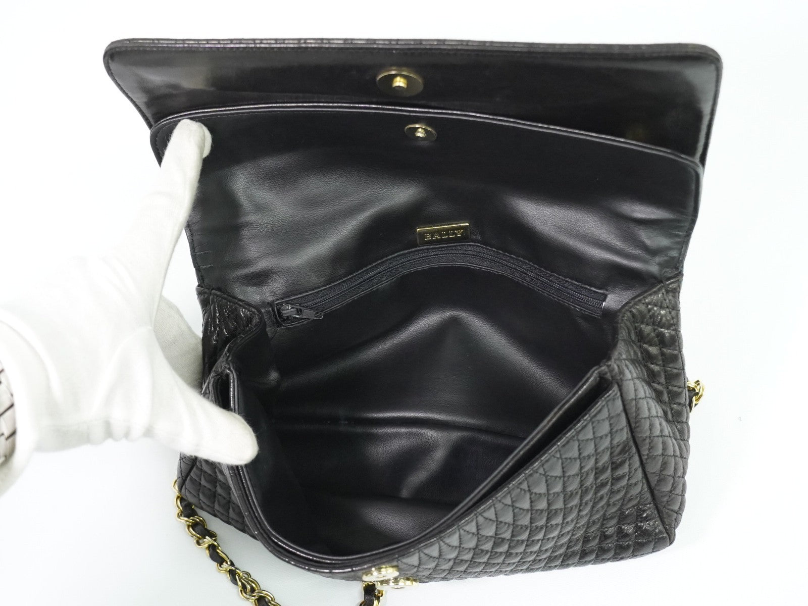 Bally Vintage Chain Quilted Leather Black Leather Shoulder Bag Bag (Pre-Owned)