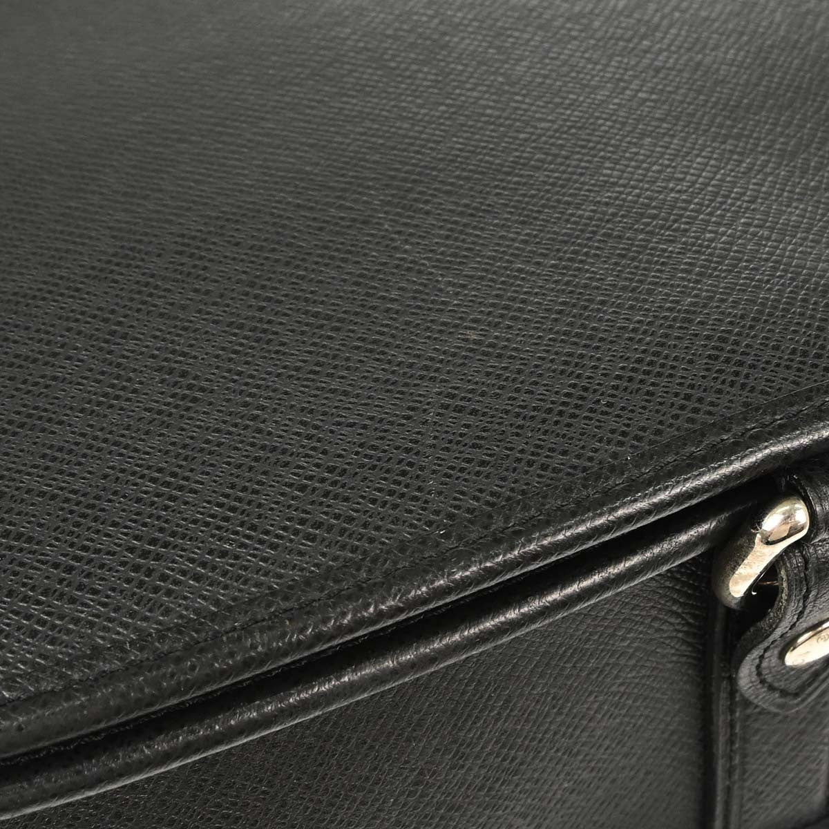 Louis Vuitton Andrei Messenger Taiga Leather Black Leather Shoulder Bag Bag (Pre-Owned)