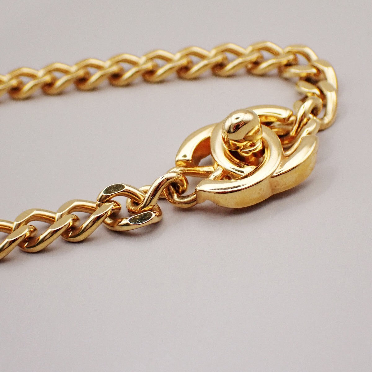 Chanel Vintage Turnlock Reissue Chain Metal Gold Gold_Plated Jewelry (Pre-Owned)