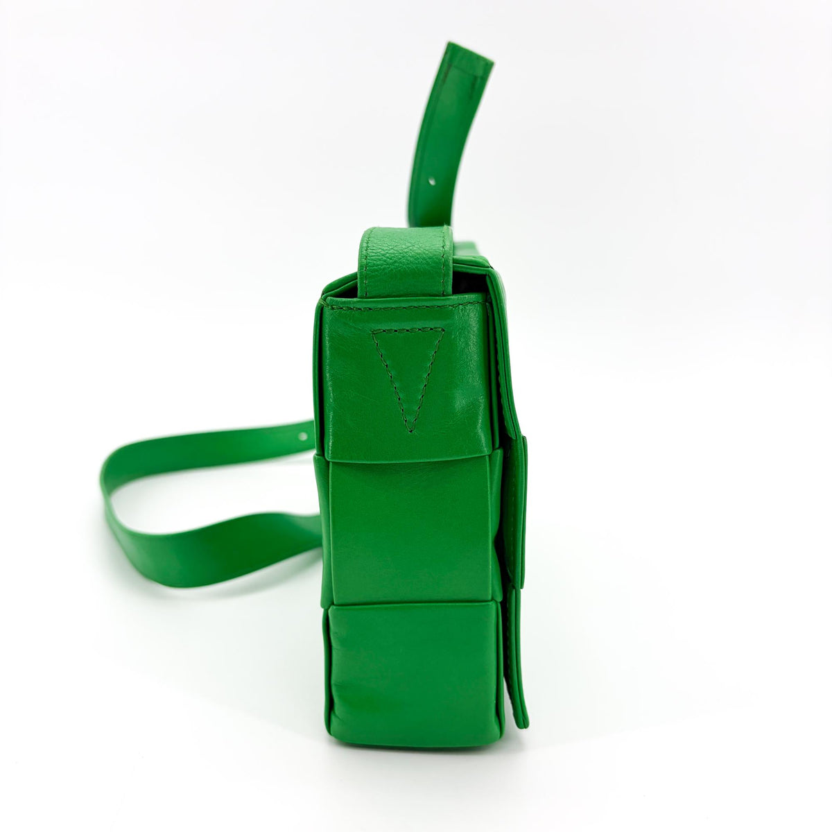 Bottega Veneta Cassette Maxi Intrecciato Leather Green Leather Crossbody Bag Bag (Pre-Owned)