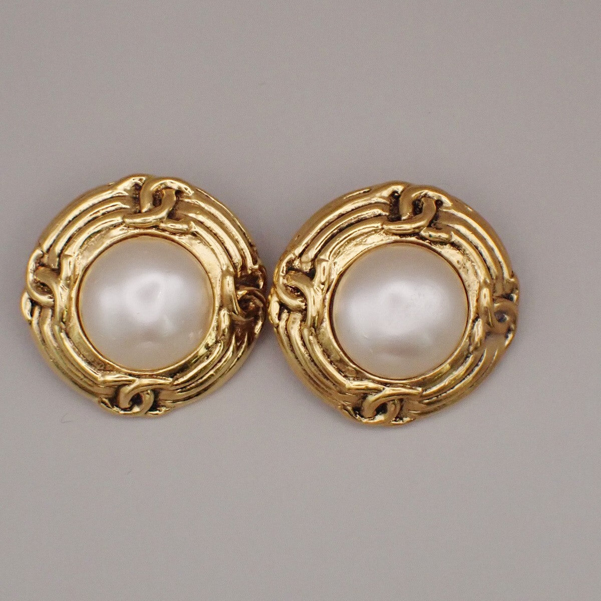 Chanel Vintage Round Clip-On Metal With Faux Pearl Gold Gold_Plated Earrings Jewelry (Pre-Owned)