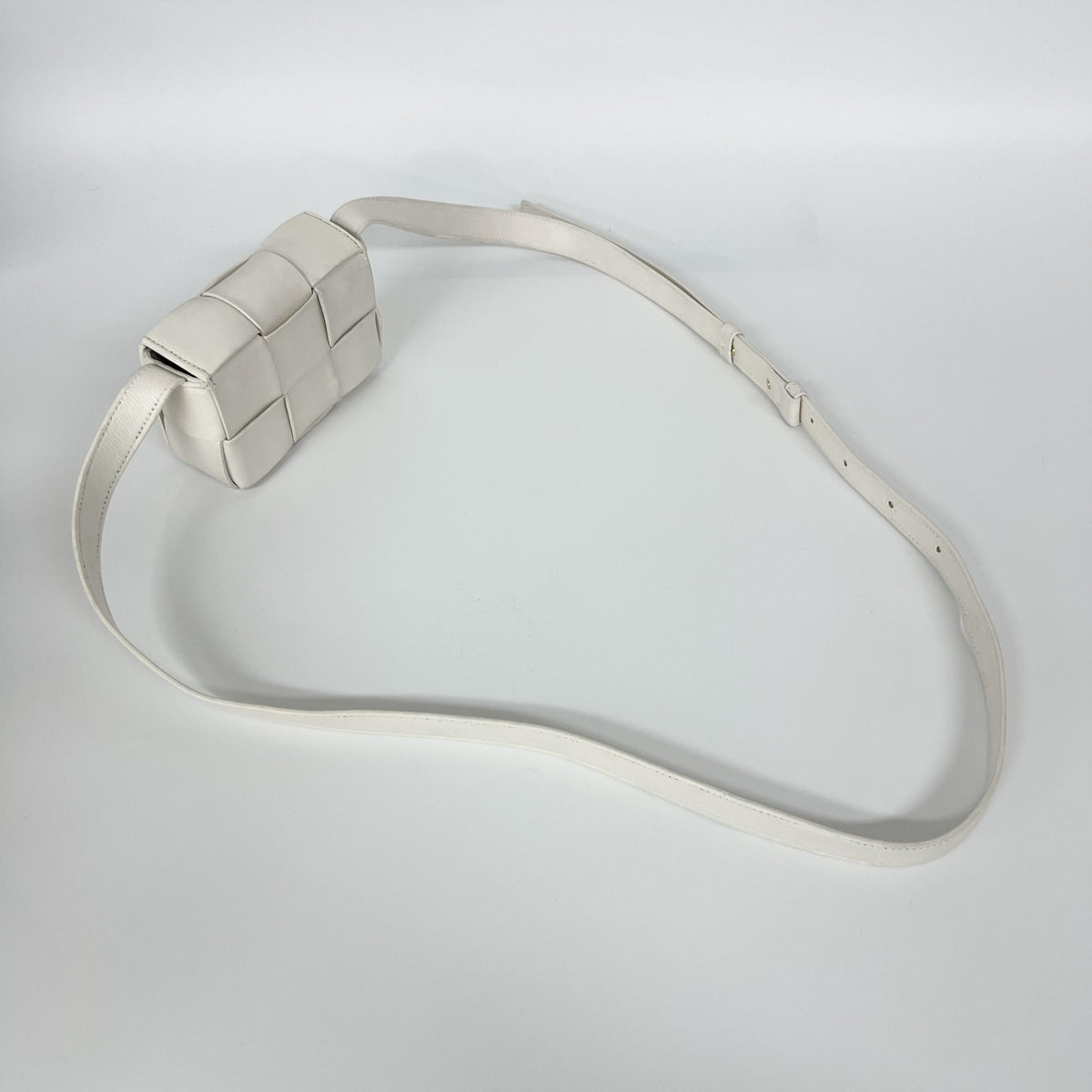 Bottega Veneta Cassette Maxi Intrecciato Leather White Leather Crossbody Bag Bag (Pre-Owned)
