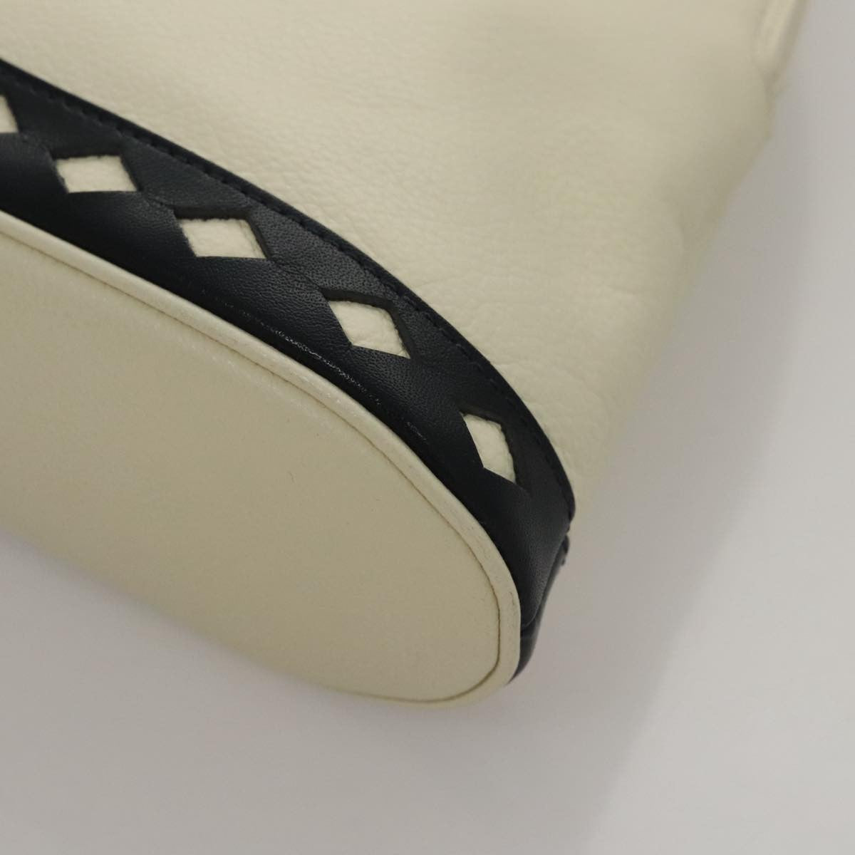 Saint Laurent Vintage Leather White Leather Handbag (Pre-Owned)
