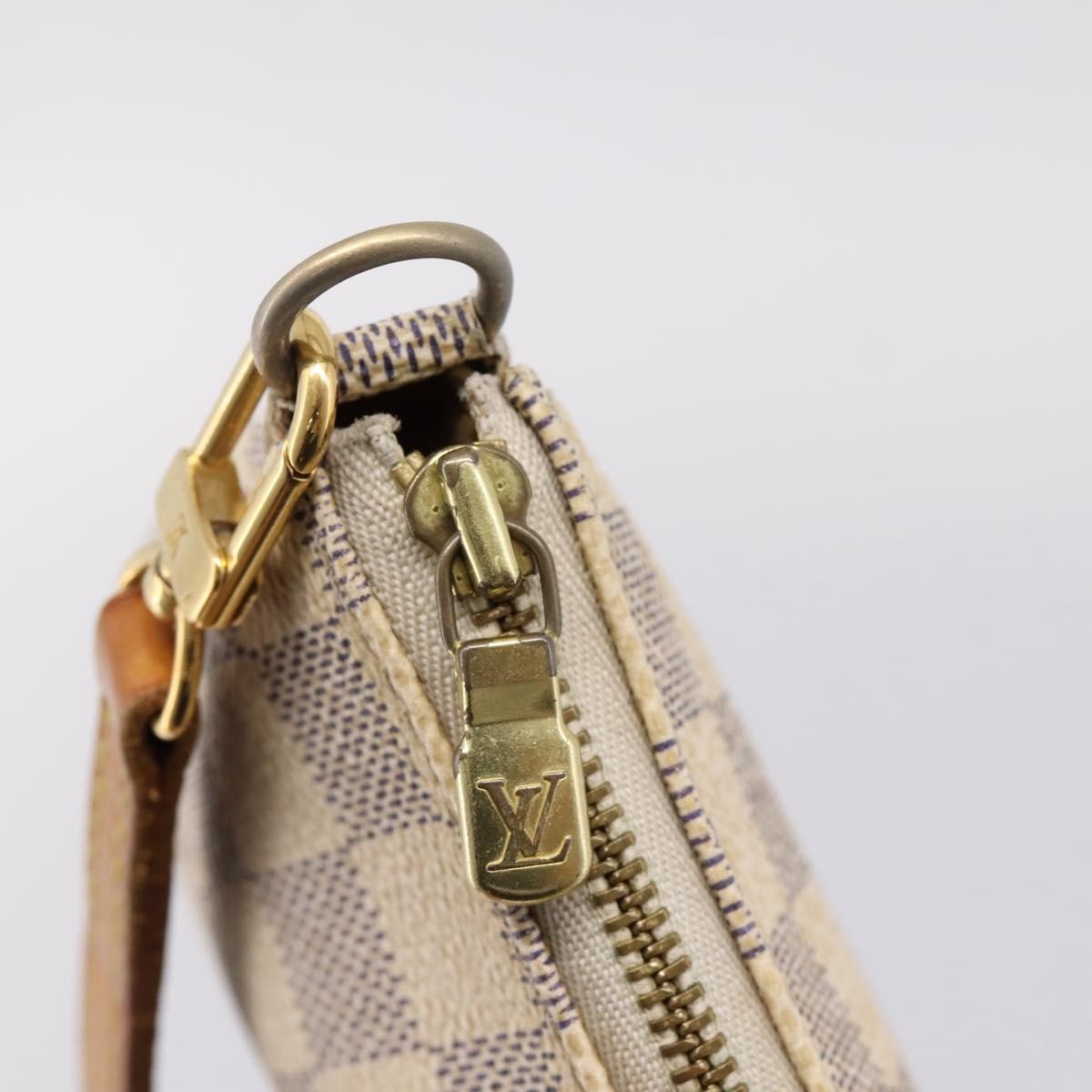 Louis Vuitton Pochette Accessoires Damier White Canvas Clutche & Pouche Bag (Pre-Owned)