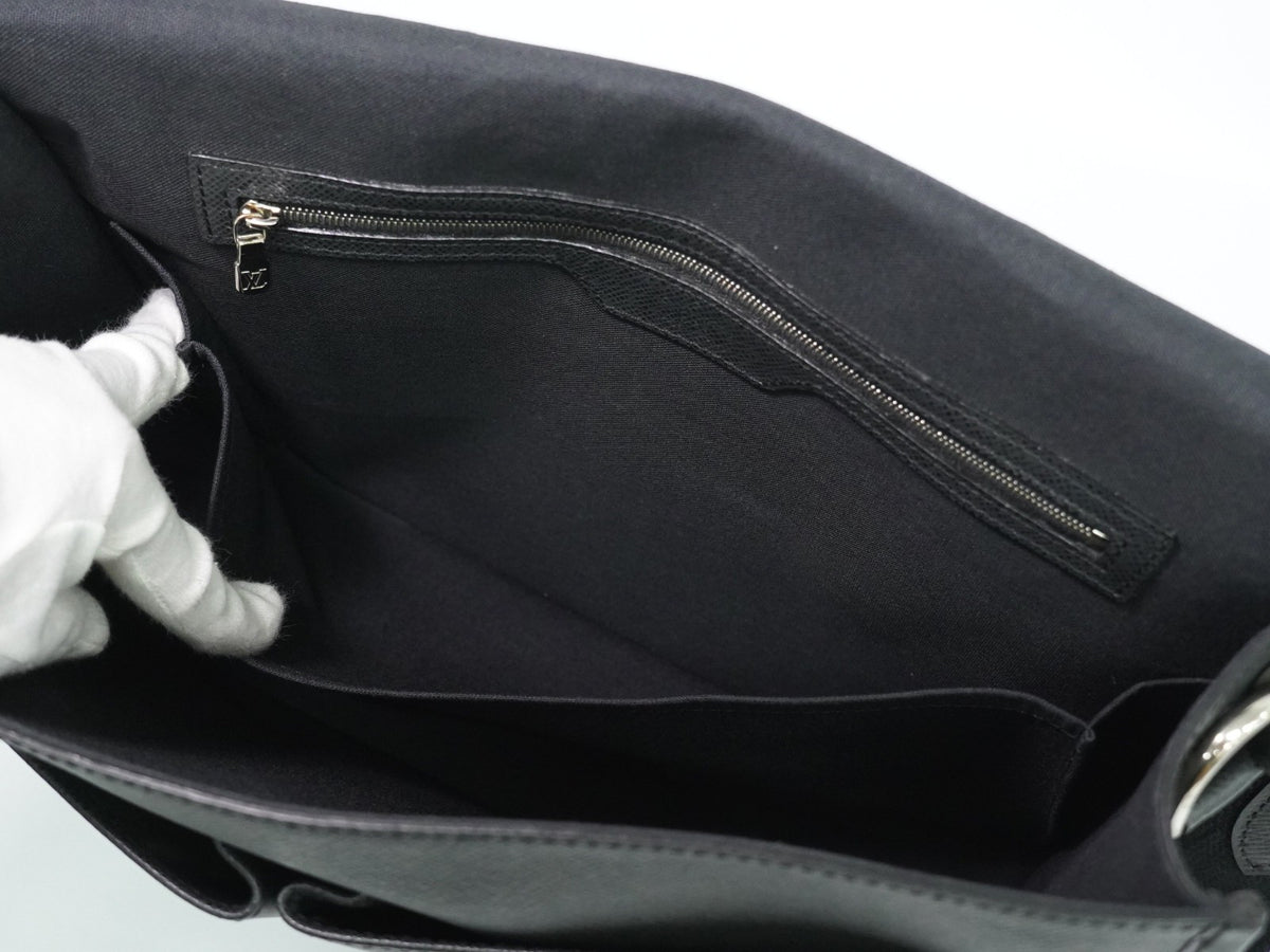 Louis Vuitton Alexei Messenger Taiga Leather Black Leather Shoulder Bag Bag (Pre-Owned)