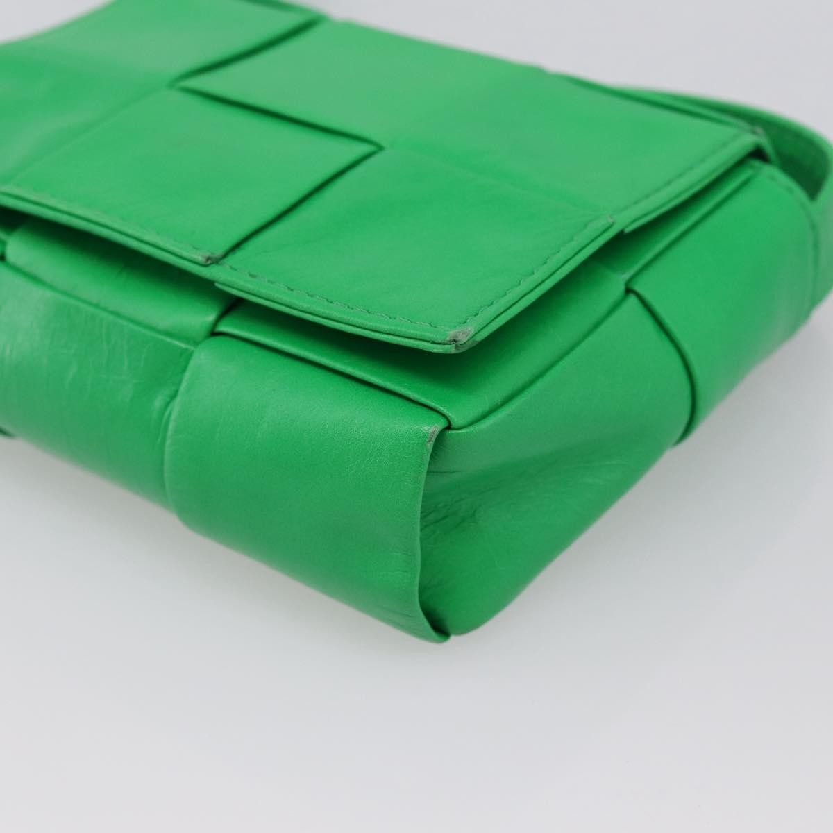 Bottega Veneta Cassette Maxi Intrecciato Leather Green Leather Clutche & Pouche Bag (Pre-Owned)