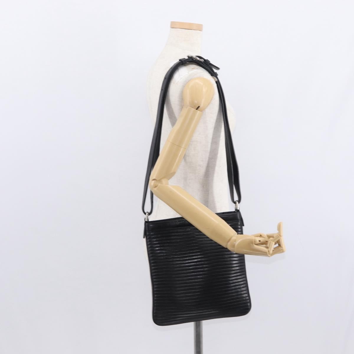 Salvatore Ferragamo Gancini Leather Black Leather Shoulder Bag Bag (Pre-Owned)