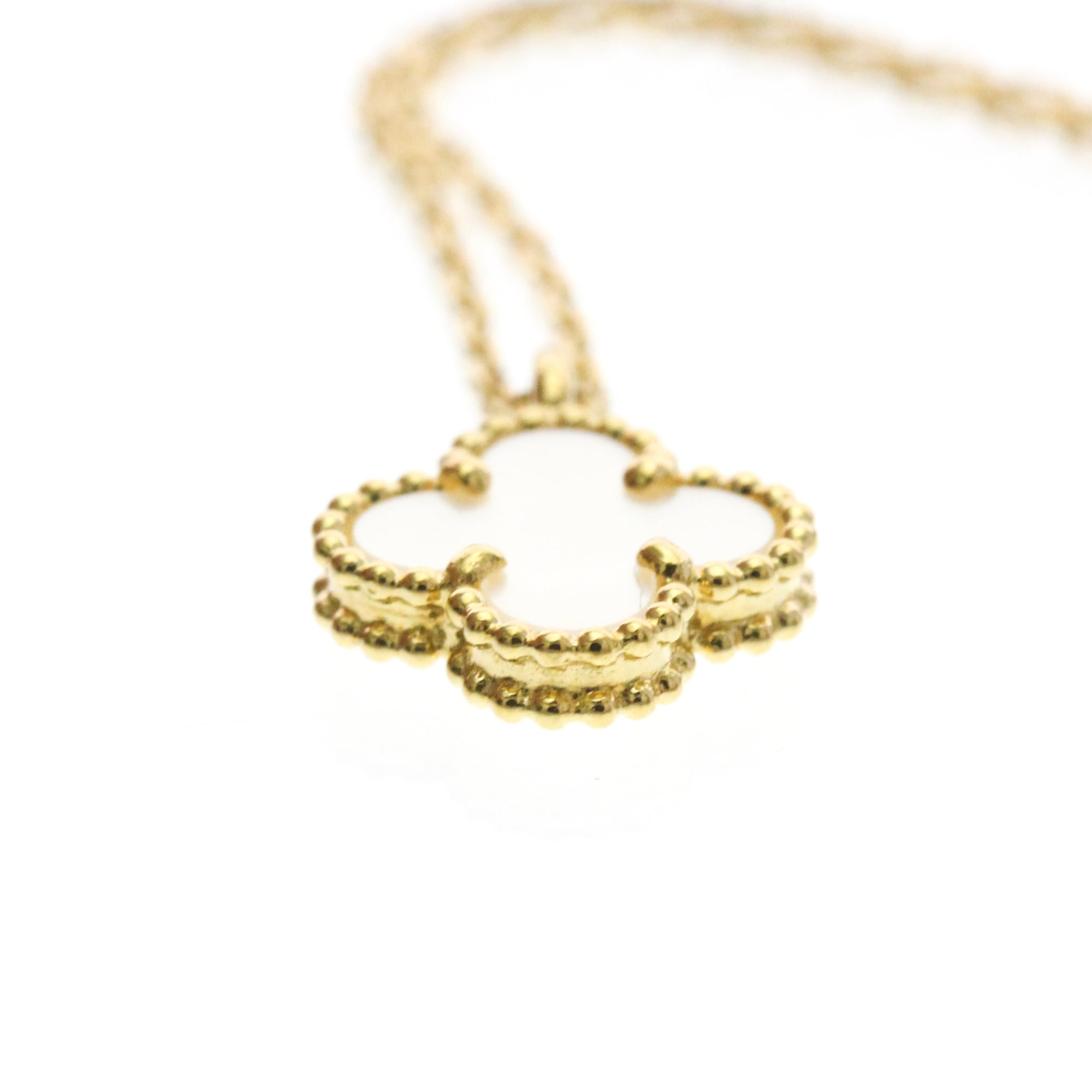Van Cleef & Arpels Sweet Alhambra Pendant 18K Yellow Gold And Mother Of Pearl Gold Yellow_Gold Necklace Jewelry (Pre-Owned)