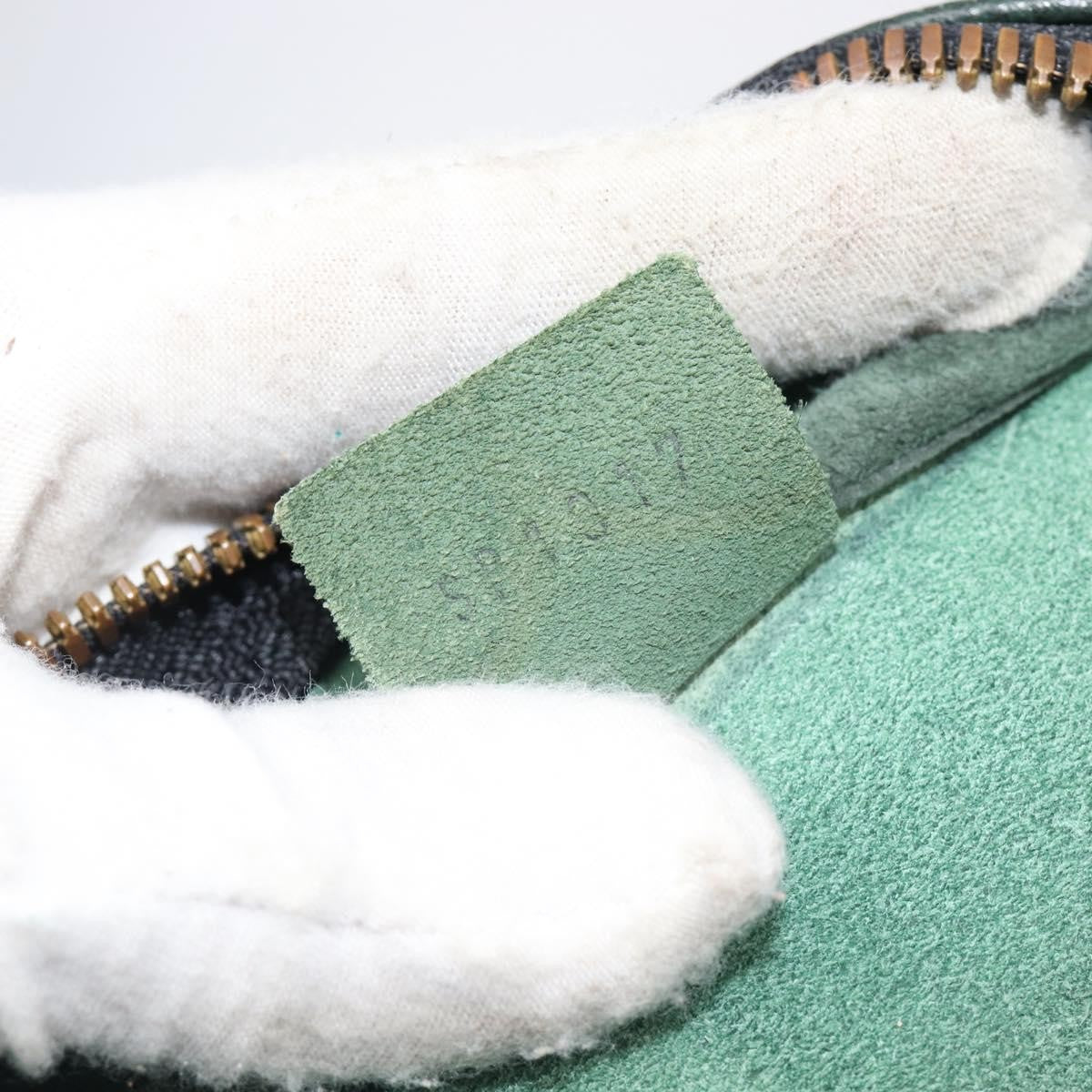 Louis Vuitton Kendall Taiga Leather Green Leather Handbag (Pre-Owned)