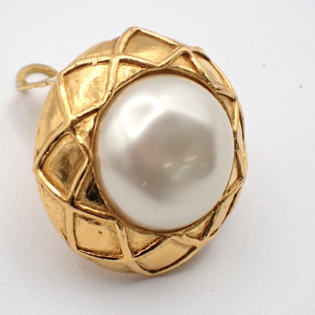 Chanel Vintage Round Clip-On Metal With Faux Pearl Gold Gold_Plated Earrings Jewelry (Pre-Owned)
