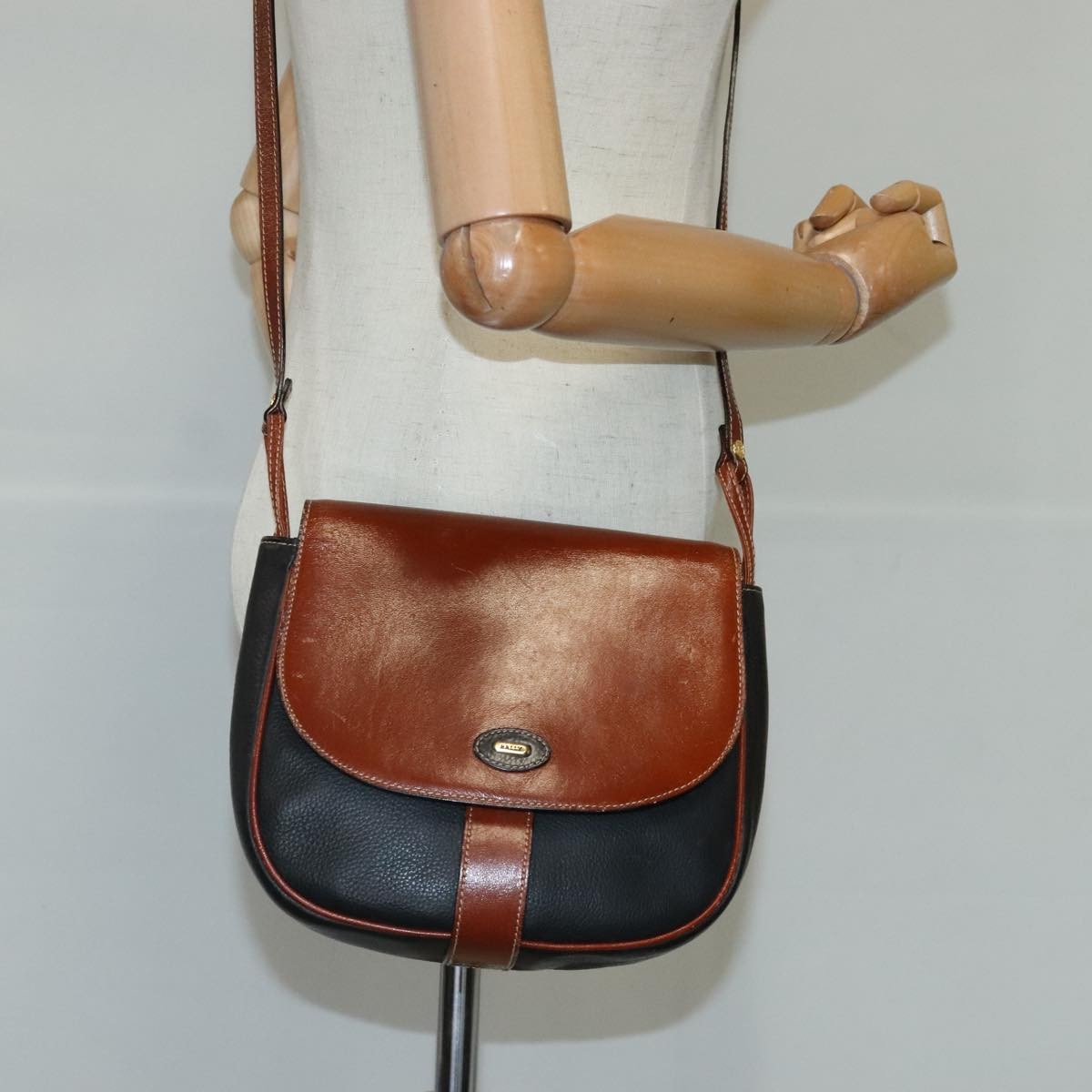 Bally Vintage Leather Brown Leather Shoulder Bag Bag (Pre-Owned)