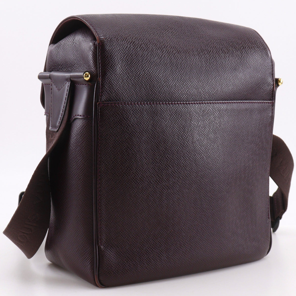 Louis Vuitton Yaranga Messenger Taiga Leather Burgundy Leather Shoulder Bag Bag (Pre-Owned)