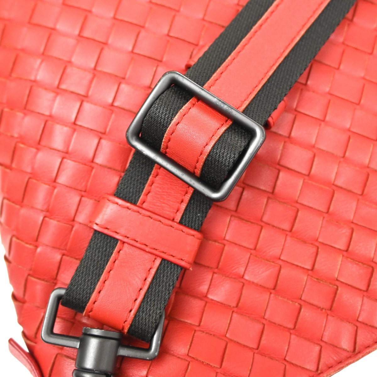 Bottega Veneta Flat Messenger Intrecciato Nappa Red Leather Crossbody Bag Bag (Pre-Owned)
