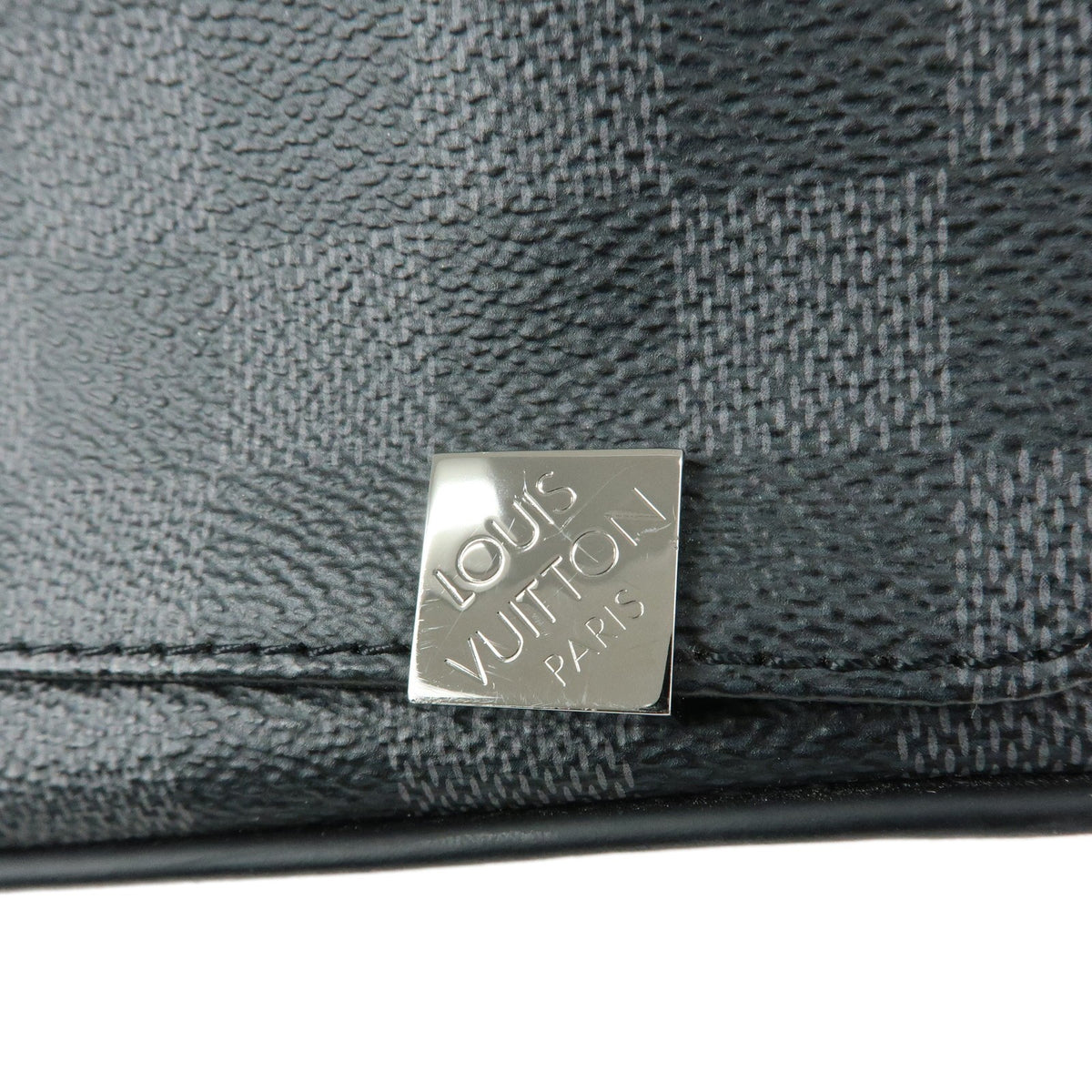 Louis Vuitton District Nm Messenger Damier Graphite Gray Canvas Handbag (Pre-Owned)