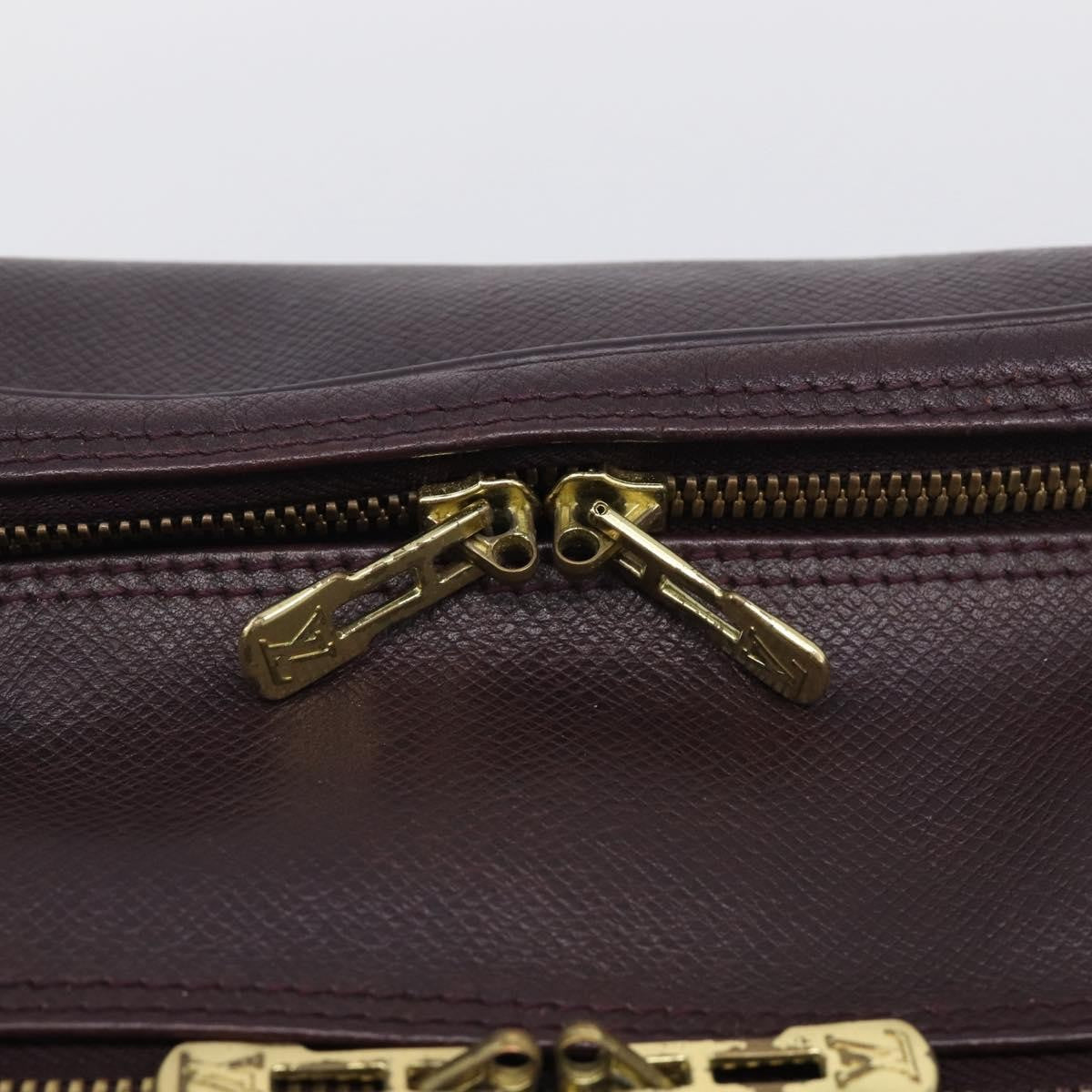 Louis Vuitton Reporter Taiga Leather Burgundy Leather Shoulder Bag Bag (Pre-Owned)