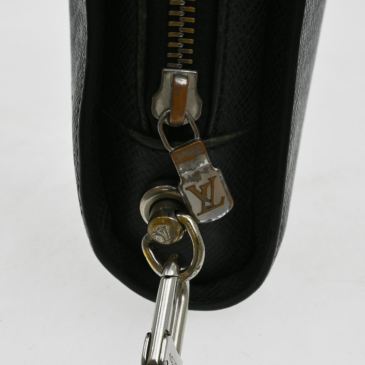 Louis Vuitton Pochette Baikal Clutch Taiga Leather Black Leather Clutche & Pouche Bag (Pre-Owned)