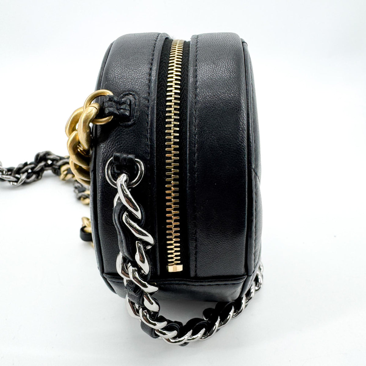 Chanel 19 Round Clutch With Chain Quilted Leather Black Leather Clutche & Pouche Bag (Pre-Owned)