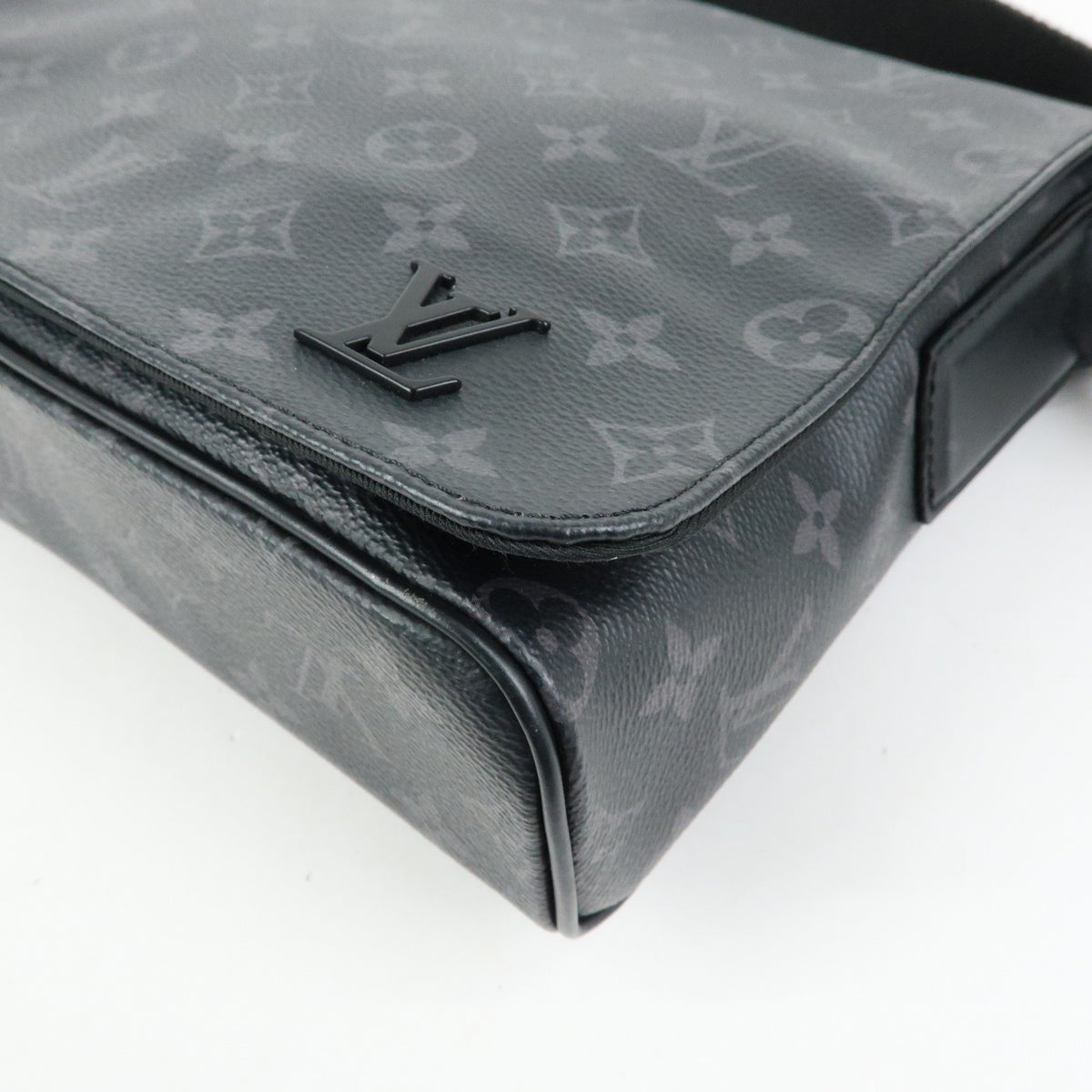 Louis Vuitton District Messenger Monogram Eclipse Canvas Gray Canvas Handbag (Pre-Owned)
