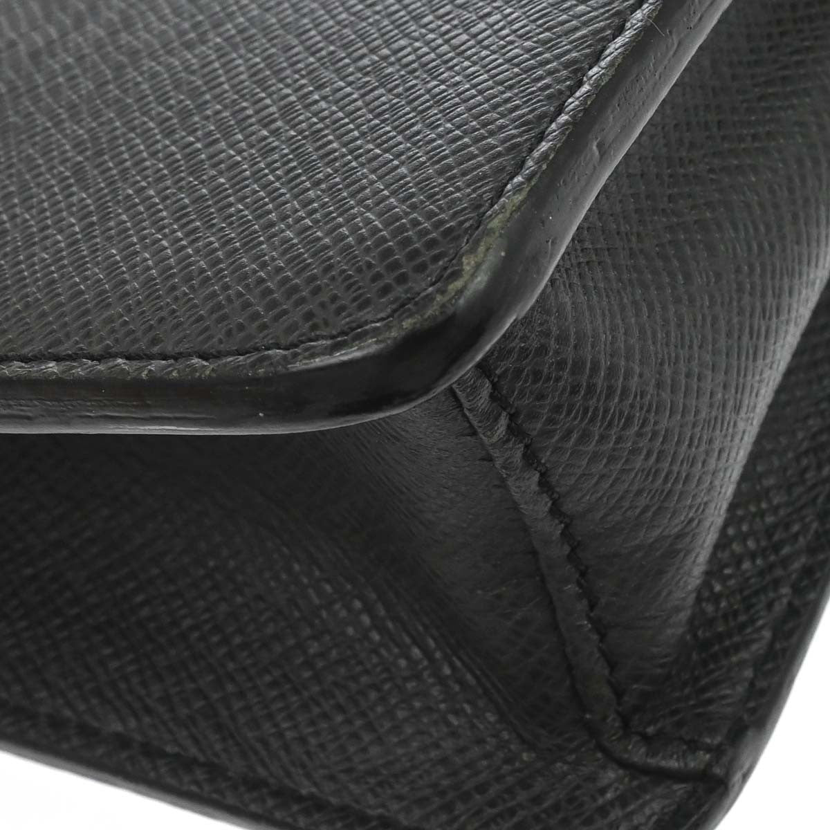 Louis Vuitton Robusto Taiga Black Leather Briefcase Bag (Pre-Owned)