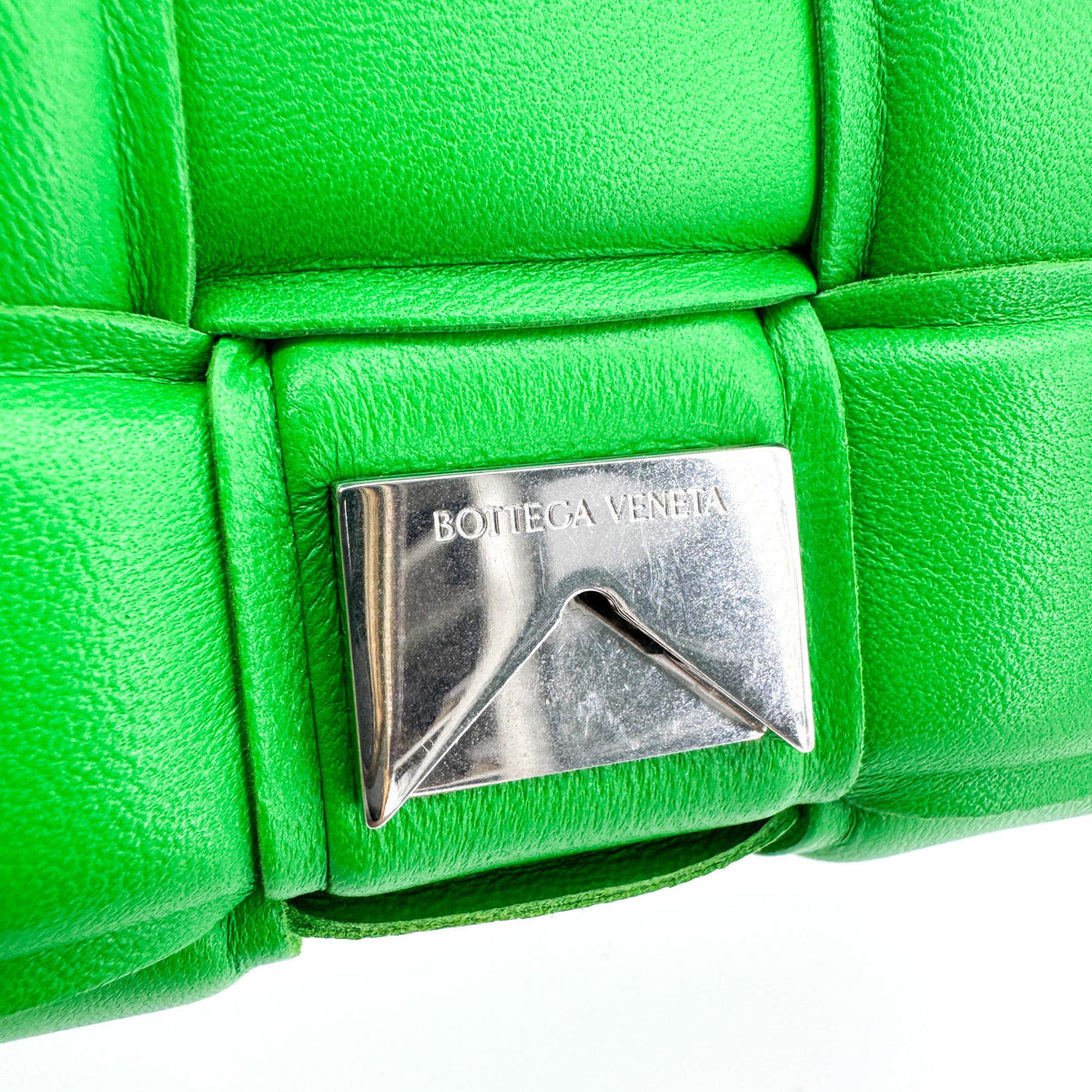 Bottega Veneta Cassette Padded Maxi Intrecciato Leather Green Leather Crossbody Bag Bag (Pre-Owned)
