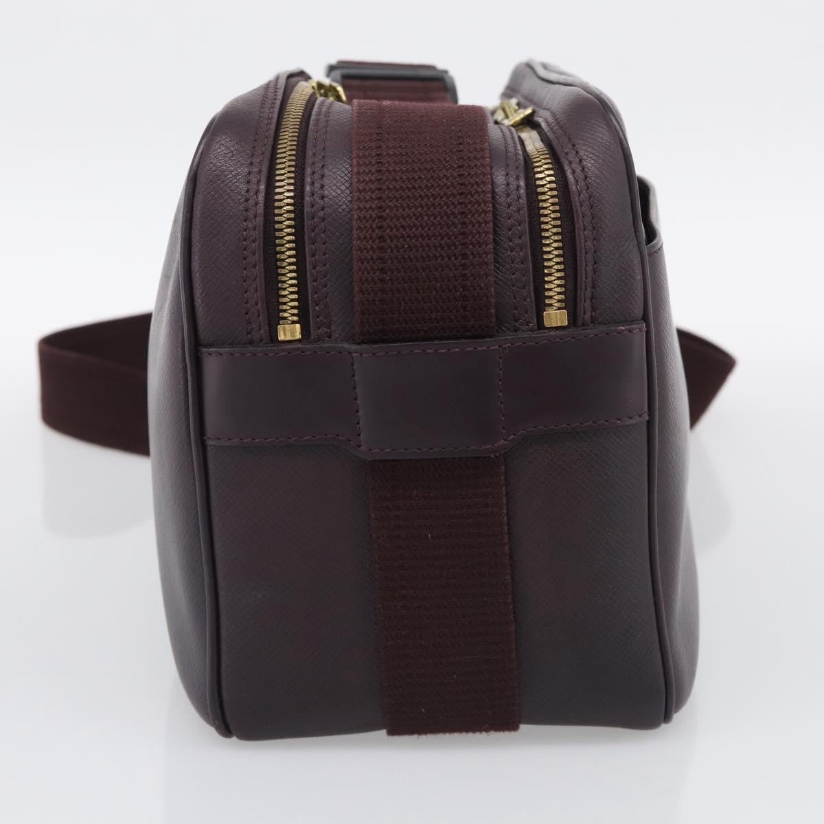 Louis Vuitton Reporter Taiga Leather Burgundy Leather Shoulder Bag Bag (Pre-Owned)