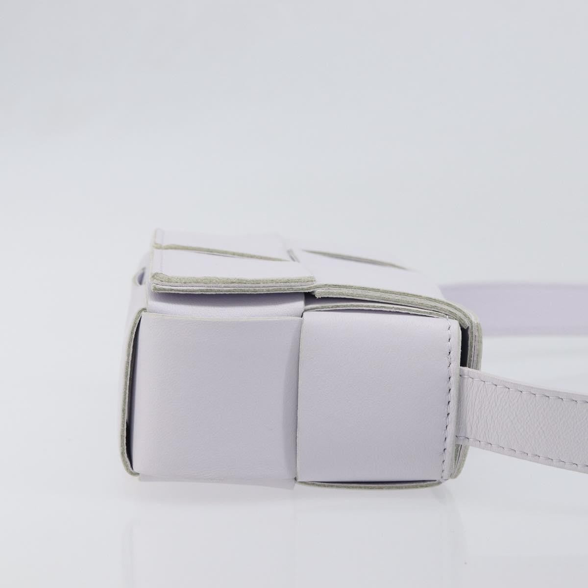 Bottega Veneta Cassette Maxi Intrecciato Leather White Leather Clutche & Pouche Bag (Pre-Owned)