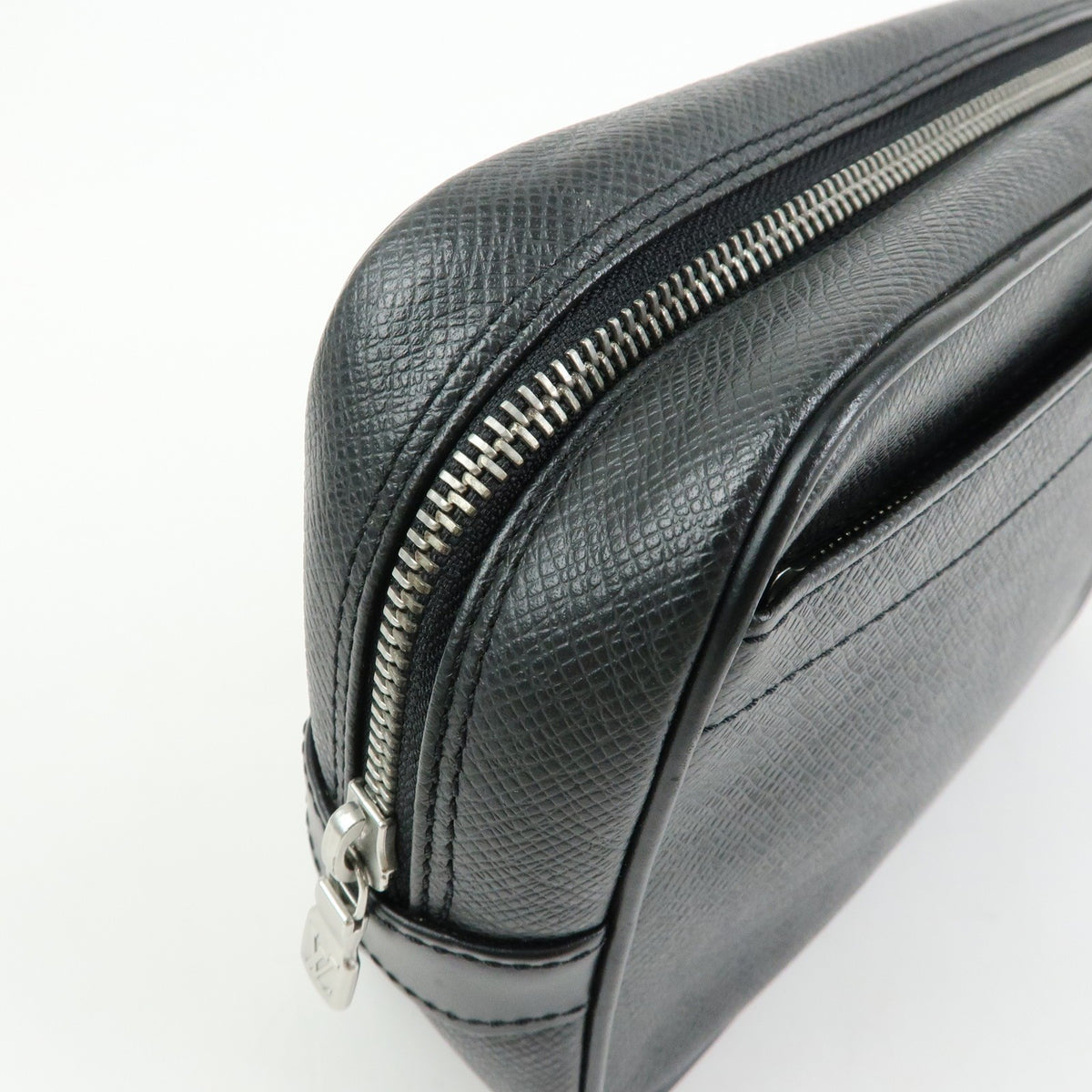 Louis Vuitton Kaluga Pochette Clutch Taiga Leather Black Leather Clutche & Pouche Bag (Pre-Owned)
