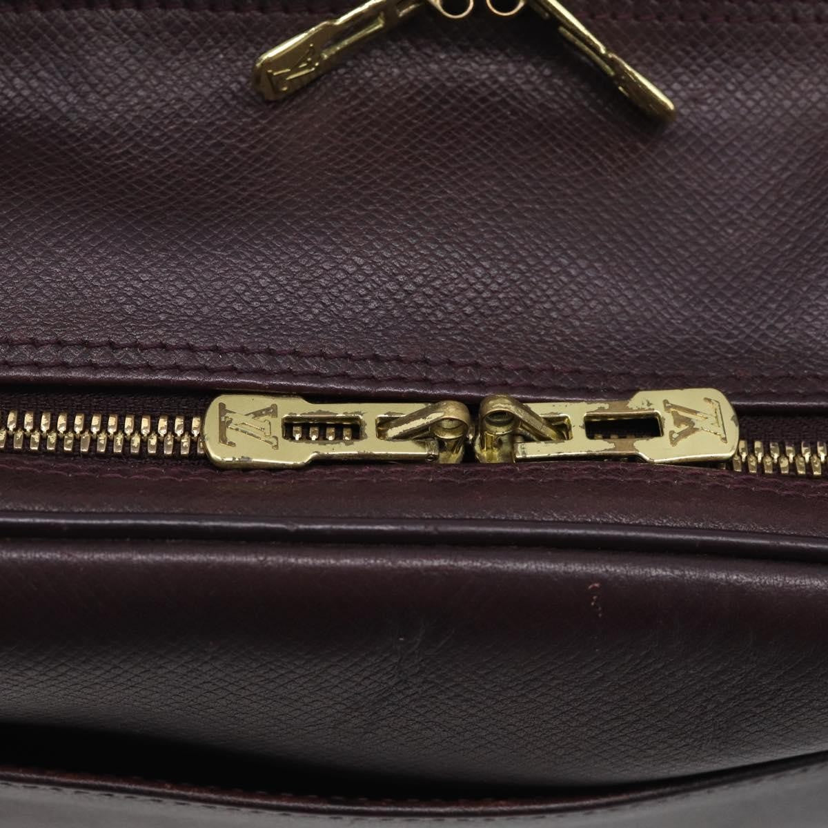 Louis Vuitton Reporter Taiga Leather Burgundy Leather Shoulder Bag Bag (Pre-Owned)
