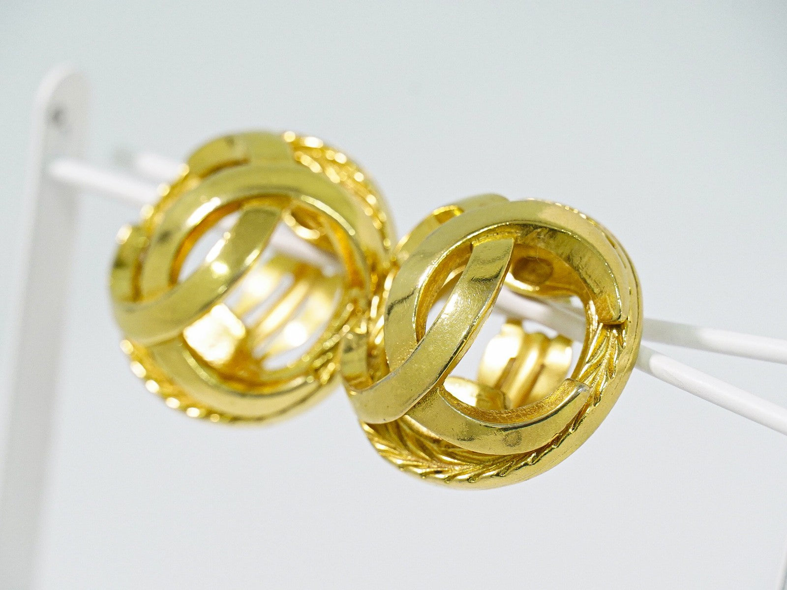 Chanel Vintage Cc Round Cutout Clip-On Metal Gold Gold_Plated Earrings Jewelry (Pre-Owned)