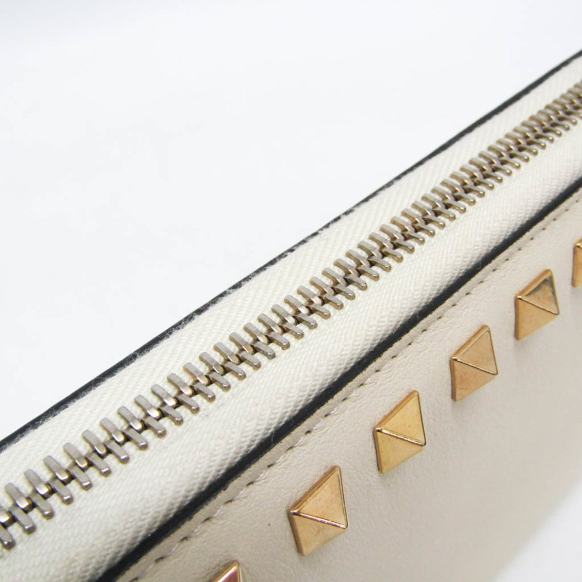 Valentino Garavani Rockstud Zip Around Leather White Leather Wallets Accessory (Pre-Owned)