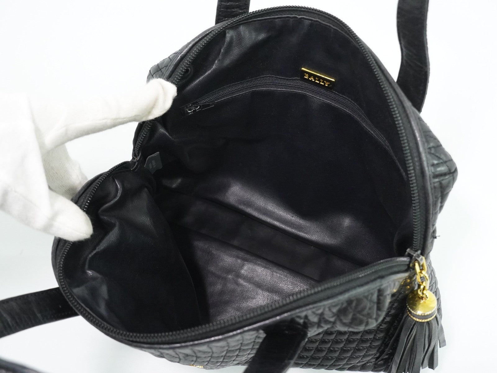 Bally Vintage Quilted Leather Black Leather Handbag (Pre-Owned)