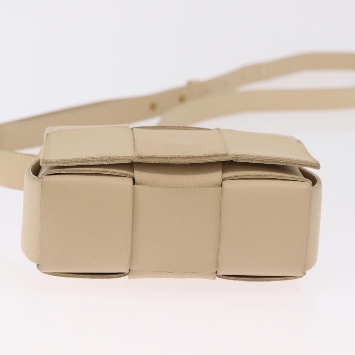 Bottega Veneta Cassette Maxi Intrecciato Leather Beige Leather Crossbody Bag Bag (Pre-Owned)