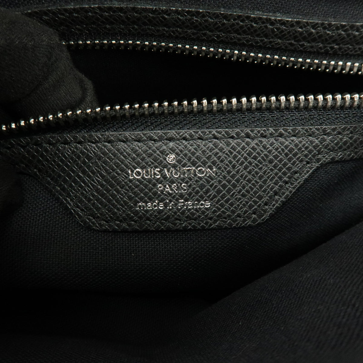 Louis Vuitton Roman Taiga Leather Gray Leather Handbag (Pre-Owned)