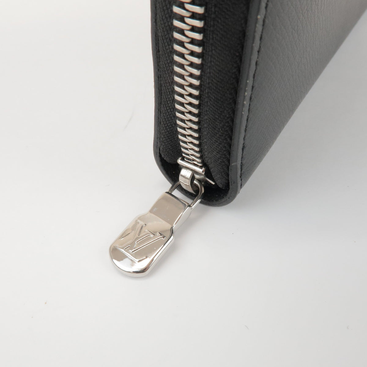 Louis Vuitton Zippy Organizer Taiga Leather Black Leather Wallets Accessory (Pre-Owned)