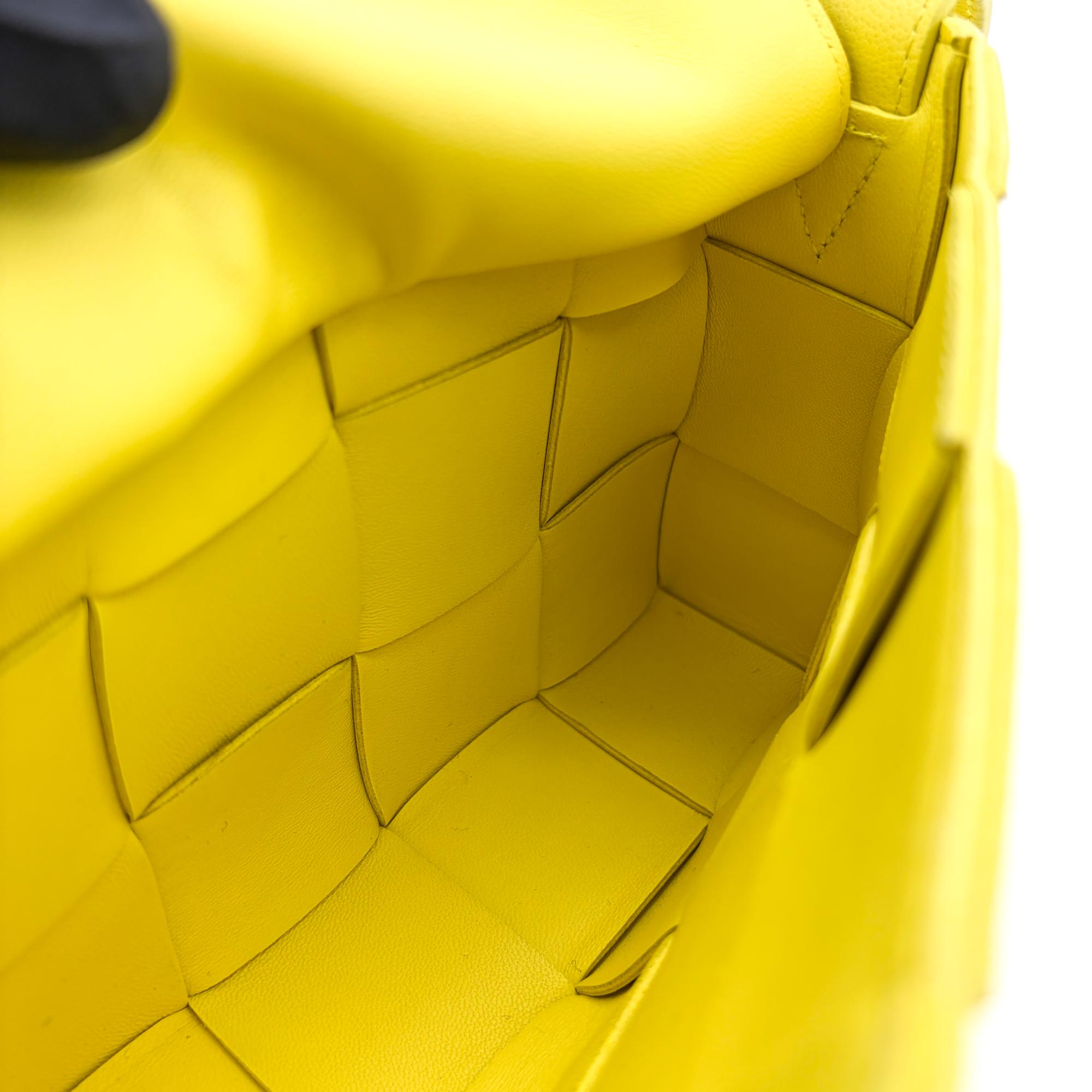 Bottega Veneta Cassette Crossbody Bag Maxi Intrecciato Leather Yellow Leather Crossbody Bag Bag (Pre-Owned)