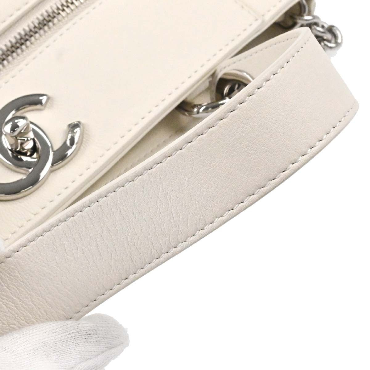 Chanel Cc Top Handle Bucket Stitched Calfskin White Leather Handbag (Pre-Owned)