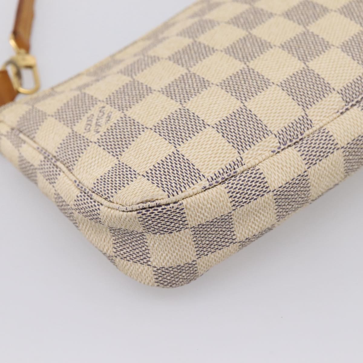 Louis Vuitton Pochette Accessoires Damier White Canvas Clutche & Pouche Bag (Pre-Owned)