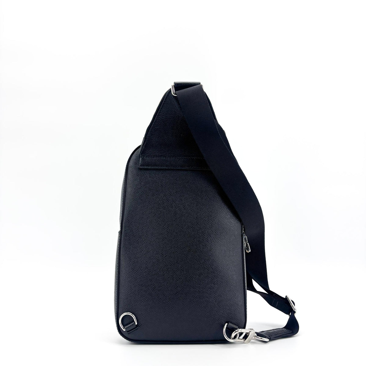 Louis Vuitton Avenue Sling Taiga Leather Black Leather Handbag (Pre-Owned)