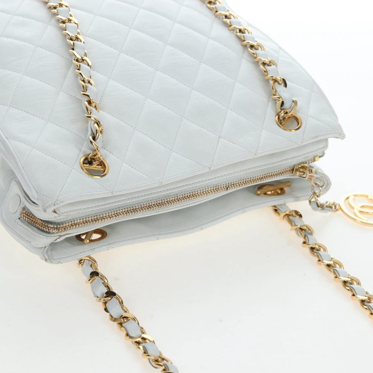 Chanel Shoulder Quilted Leather White Leather Shoulder Bag Bag (Pre-Owned)