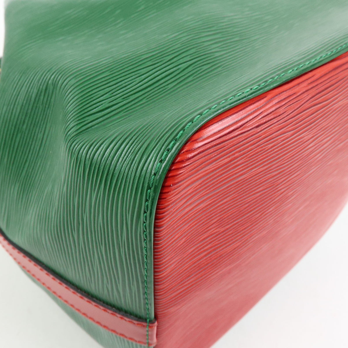Louis Vuitton Bicolor Petit Noe Epi Leather Green Leather Handbag (Pre-Owned)