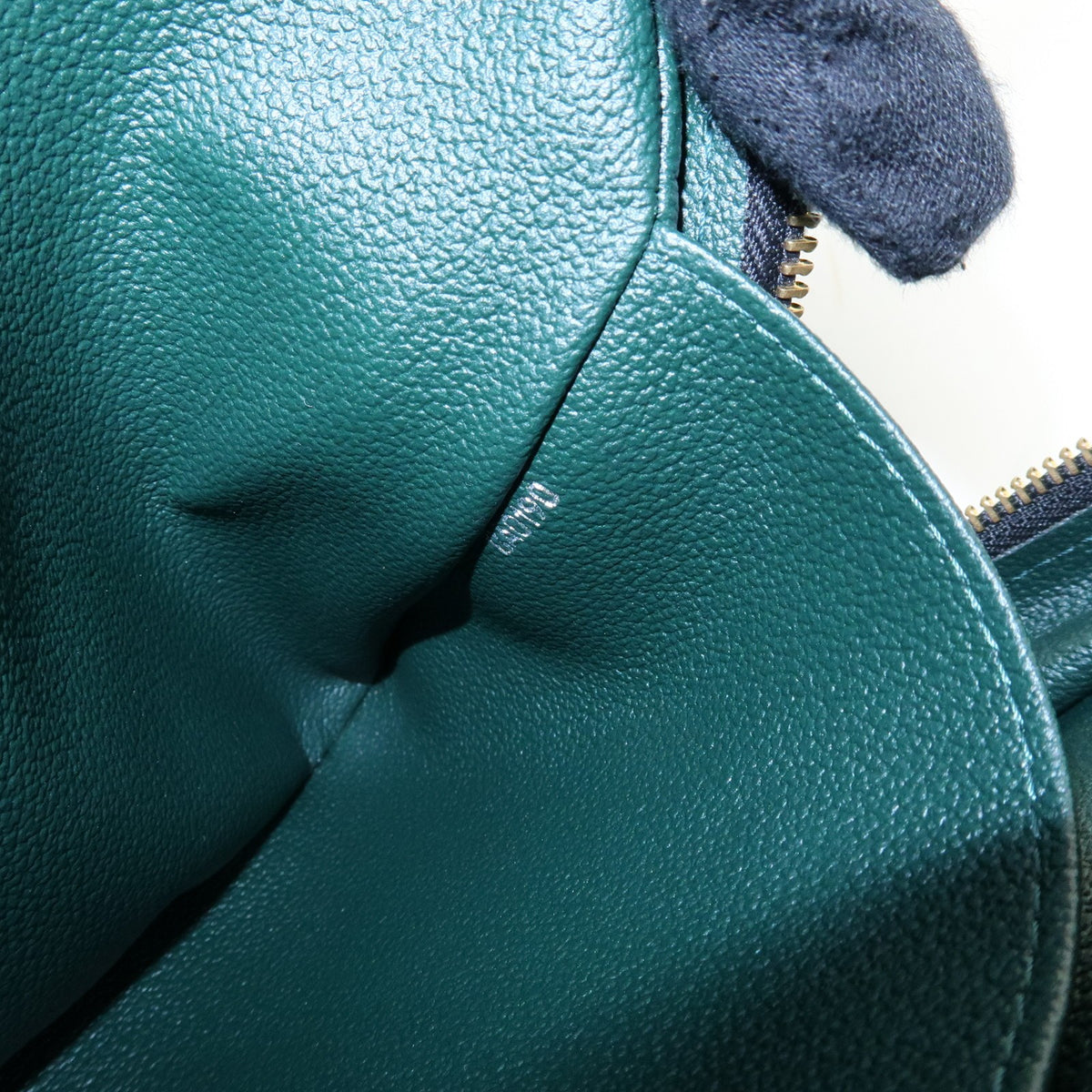 Louis Vuitton Toiletry Pouch Taiga Leather Green Leather Clutche & Pouche Bag (Pre-Owned)