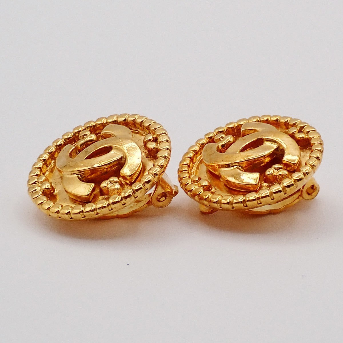Chanel Vintage Cc Round Button Clip-On Metal Gold Gold_Plated Earrings Jewelry (Pre-Owned)