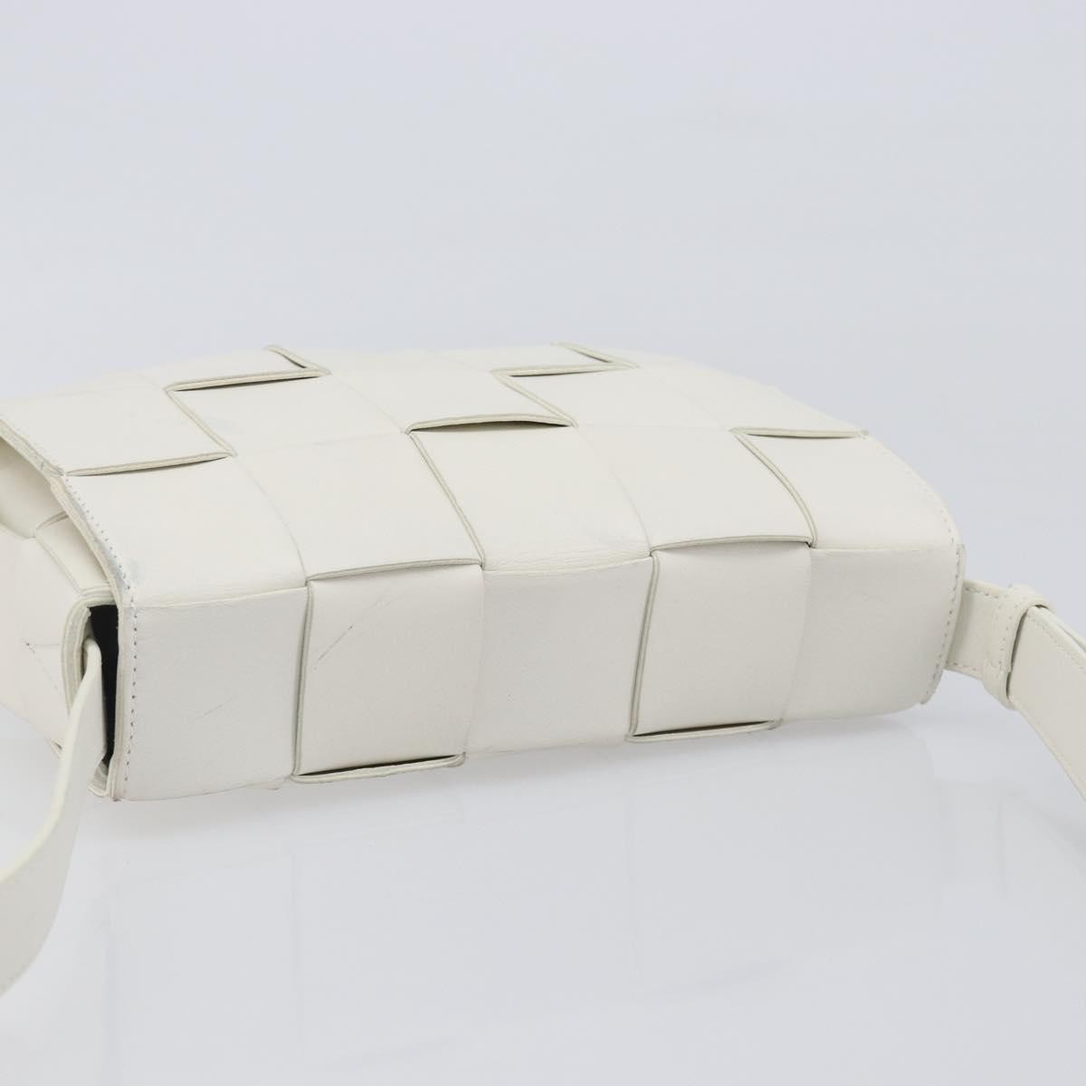Bottega Veneta Cassette Maxi Intrecciato Leather White Leather Crossbody Bag Bag (Pre-Owned)