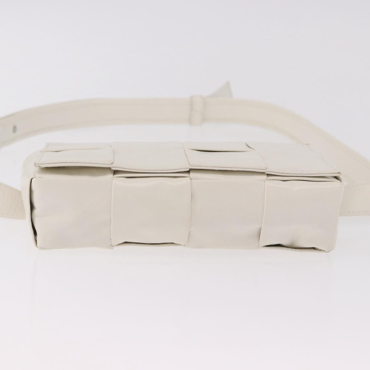 Bottega Veneta Cassette Belt Maxi Intrecciato Leather White Leather Clutche & Pouche Bag (Pre-Owned)